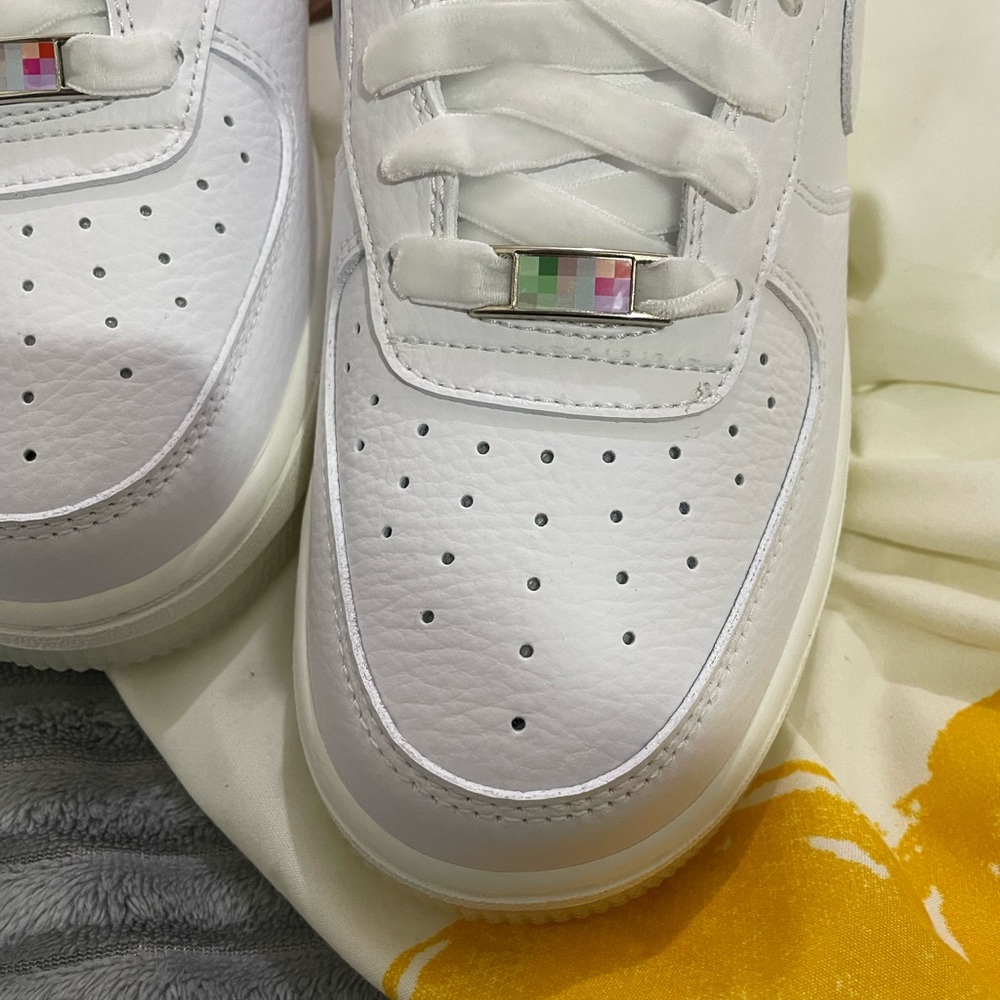 White Women's Low-Top Sneakers with Pink Heel Accent - Picture 3 of 9